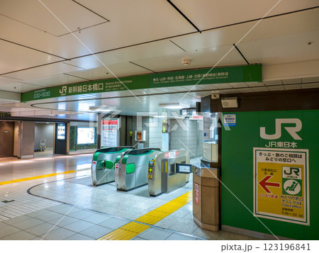 JR東日本・東京駅の新幹線日本橋口改札 123196841