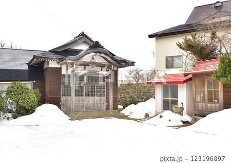冬の北海道江差町で曼荼羅寺境内の風景を撮影 冬の北海道江差町で曼荼羅寺境内の風景を撮影 123196897