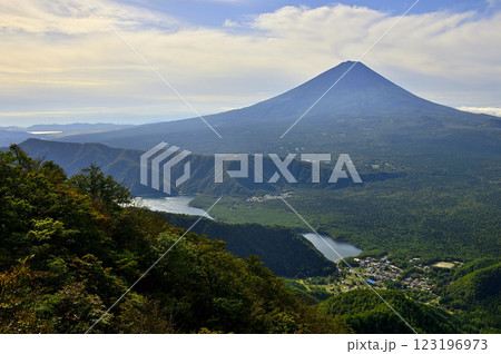 御坂山地の鍵掛より夏の富士山と西湖を望む 御坂山地の鍵掛より夏の富士山と西湖を望む 123196973