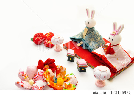 ひな祭りイメージ背景 十二単を着たかわいいうさぎのお雛様とちりめん細工の花 ひな祭りイメージ背景 十二単を着たかわいいうさぎのお雛様とちりめん細工の花 123196977