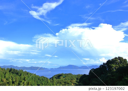 大芝島から とびしま海道 四国方面を望む 123197002
