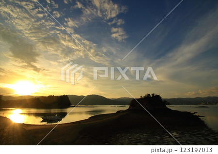夕暮れ時の瀬戸内海に浮かぶ 大芝島のモンサンミシェル 123197013