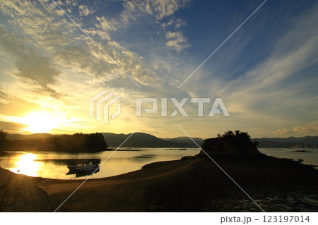 夕暮れ時の瀬戸内海に浮かぶ 大芝島のモンサンミシェル 夕暮れ時の瀬戸内海に浮かぶ 大芝島のモンサンミシェル 123197014