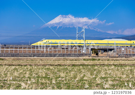 【静岡】富士山のそばを走るドクターイエロー 123197036