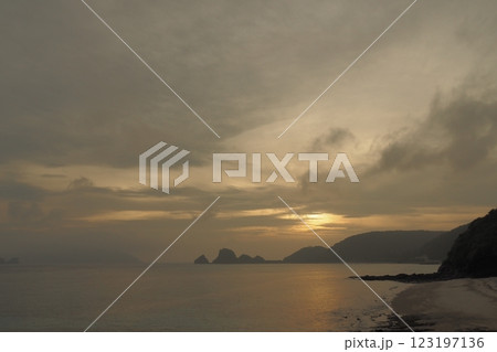 靄に霞む夕景の阿真ビーチ　沖縄の風景 123197136