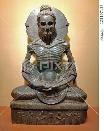 ガンダーラ仏の至宝のひとつであり世界に唯一のほぼ完全な釈尊苦行仏-ラホール博物館 ガンダーラ仏の至宝のひとつであり世界に唯一のほぼ完全な釈尊苦行仏-ラホール博物館 123197138