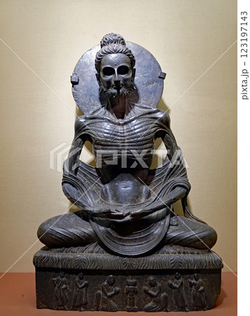 ガンダーラ仏の至宝のひとつであり世界に唯一のほぼ完全な釈尊苦行仏－ラホール博物館 123197143