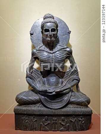 ガンダーラ仏の至宝のひとつであり世界に唯一のほぼ完全な釈尊苦行仏-ラホール博物館 ガンダーラ仏の至宝のひとつであり世界に唯一のほぼ完全な釈尊苦行仏-ラホール博物館 123197144