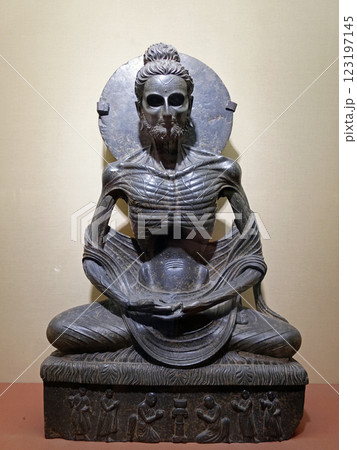 ガンダーラ仏の至宝のひとつであり世界に唯一のほぼ完全な釈尊苦行仏－ラホール博物館 123197145