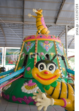 キュートな蜂のアトラクション 123197264