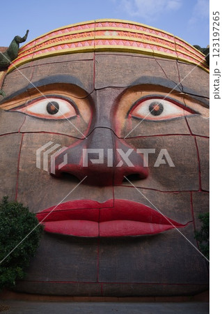 不思議な顔のオブジェ 123197265