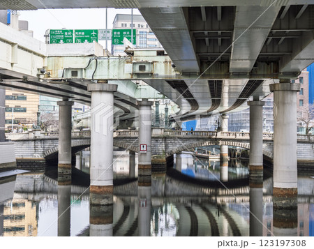 日本橋川の上を通る首都高速道路 日本橋川の上を通る首都高速道路 123197308