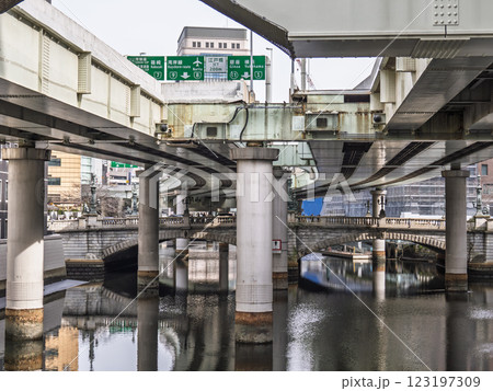 日本橋川の上を通る首都高速道路 123197309