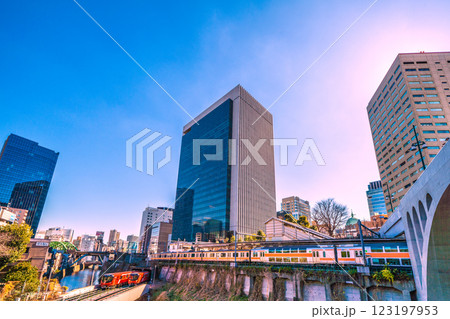 日本の東京都市景観初のCBTC…東京メトロ丸ノ内線新型車両2000系や御茶ノ水駅、聖橋などを望む 日本の東京都市景観初のCBTC…東京メトロ丸ノ内線新型車両2000系や御茶ノ水駅、聖橋などを望む 123197953