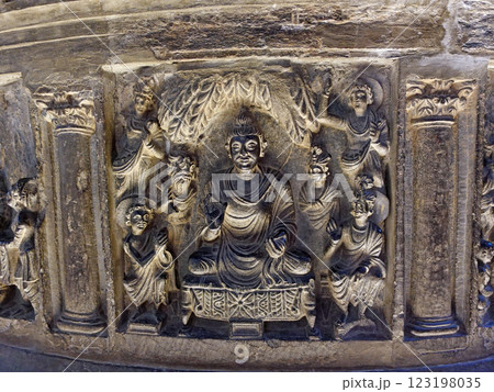 パキスタンのラホール博物館に展示されている仏伝の中の三十三天で説法をされるお釈迦様 パキスタンのラホール博物館に展示されている仏伝の中の三十三天で説法をされるお釈迦様 123198035