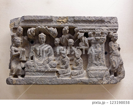 パキスタンのラホール博物館に展示されている仏弟子と信者に説法をされるお釈迦様 123198038