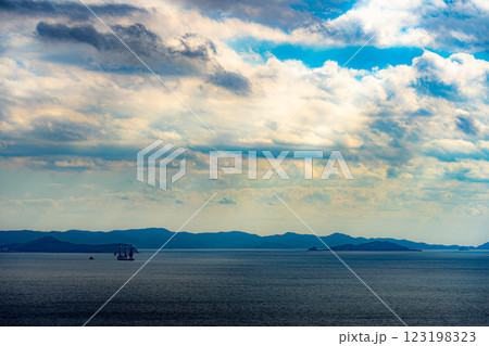海に浮かぶ島 海に浮かぶ島 123198323