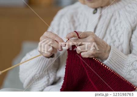編み物をするシニア女性の手元 編み物をするシニア女性の手元 123198763