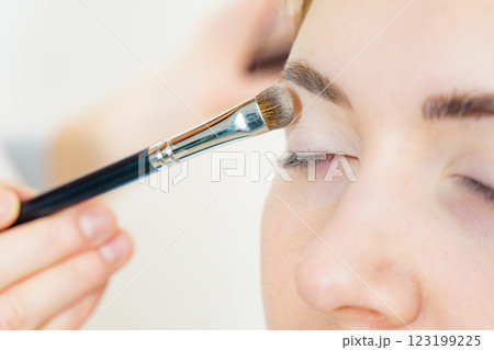 Makeup artist applying eye make up 123199225