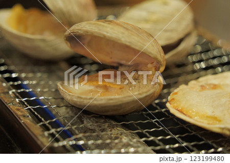 網で焼くはまぐり 網で焼くはまぐり 123199480