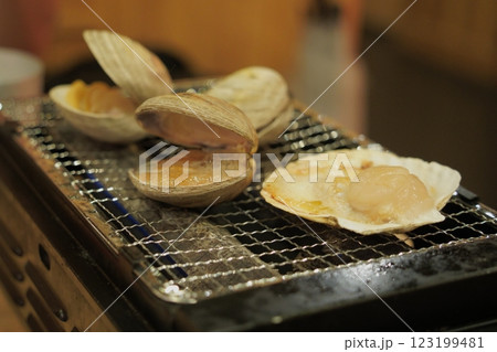 網で焼くはまぐりと帆立 123199481