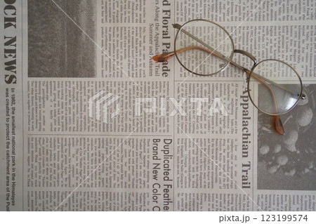 英字新聞と眼鏡（右上） 123199574