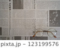 英字新聞と眼鏡（右下） 123199576