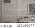 英字新聞と眼鏡（右下・斜め） 123199577