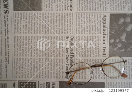 英字新聞と眼鏡(右下・斜め) 英字新聞と眼鏡(右下・斜め) 123199577