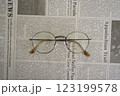 英字新聞と眼鏡（横・中央） 123199578