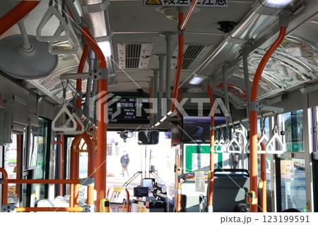 都営バスの車内 123199591