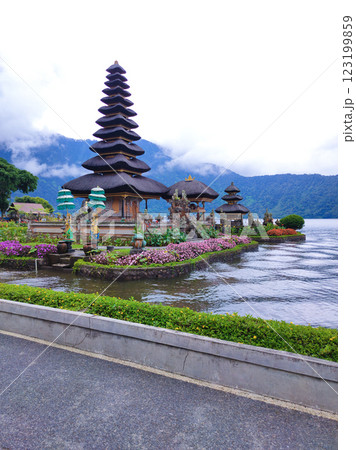 Pura Ulun Danu Beratan temple balinese hindu temple on a Bedugul lake in Bali, Indonesia 123199859
