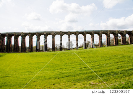 レンガ造りの歴史的な高架橋 ロンドンから南の郊外にあるオウズ渓谷にて レンガ造りの歴史的な高架橋 ロンドンから南の郊外にあるオウズ渓谷にて 123200197