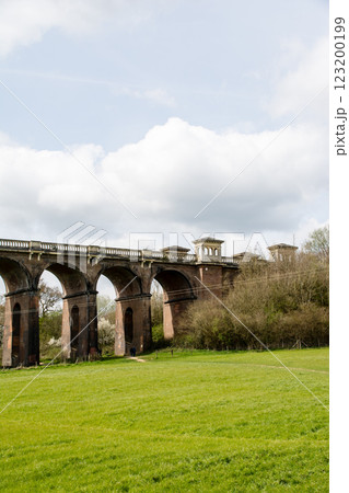 レンガ造りの歴史的な高架橋 ロンドンから南の郊外にあるオウズ渓谷にて レンガ造りの歴史的な高架橋 ロンドンから南の郊外にあるオウズ渓谷にて 123200199