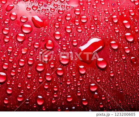 水滴と撥水加工された自動車のボンネットのイメージ素材 赤色 水滴と撥水加工された自動車のボンネットのイメージ素材 赤色 123200605