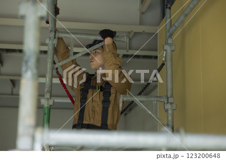 建設現場で働く男性　 123200648