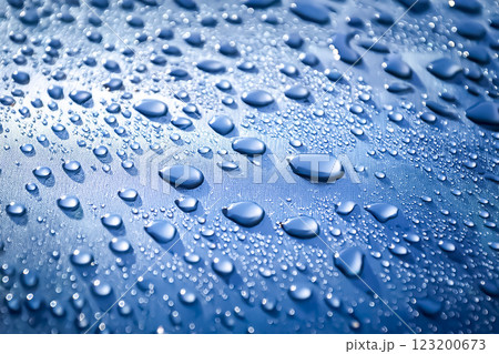 水滴と撥水加工された自動車のボンネットのイメージ素材 青色 水滴と撥水加工された自動車のボンネットのイメージ素材 青色 123200673