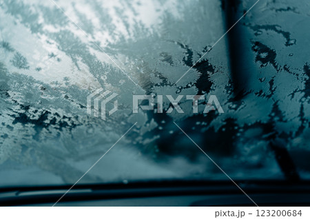 凍えた視界(冬のフロントガラス越しの景色) 凍えた視界(冬のフロントガラス越しの景色) 123200684