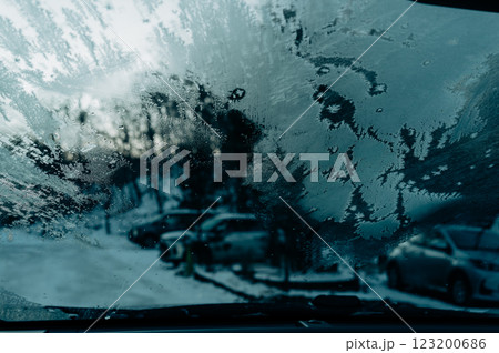 凍えた視界(冬のフロントガラス越しの景色) 凍えた視界(冬のフロントガラス越しの景色) 123200686