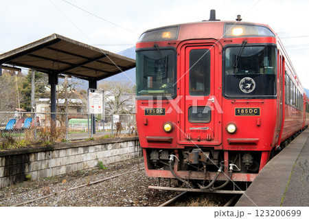 採銅所駅に停車中のキハ185系気動車（JR九州） 123200699