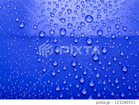 水滴と撥水加工された自動車のボンネットのイメージ素材 青色 水滴と撥水加工された自動車のボンネットのイメージ素材 青色 123200721