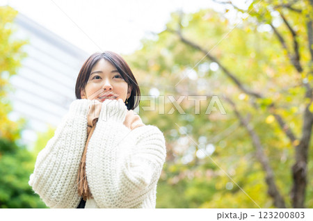 公園で微笑む日本人女性 123200803