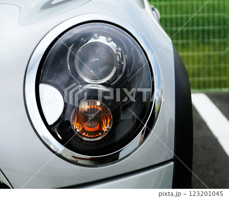 白いミニクーパーのヘッドライト 123201045