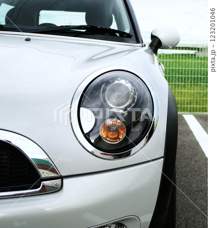 白いミニクーパーのヘッドライト 123201046