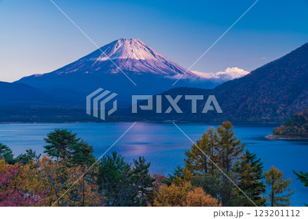 【山梨県】本栖湖 湖畔の紅葉と富士山 夕景 【山梨県】本栖湖 湖畔の紅葉と富士山 夕景 123201112