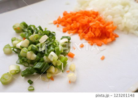 まな板の上のカットした野菜 まな板の上のカットした野菜 123201148