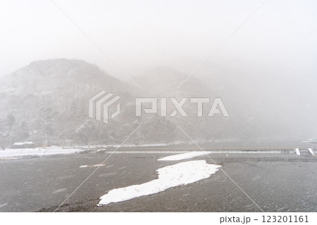霧が立ち込める嵐山 霧が立ち込める嵐山 123201161
