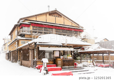 雪の降るお店 123201165