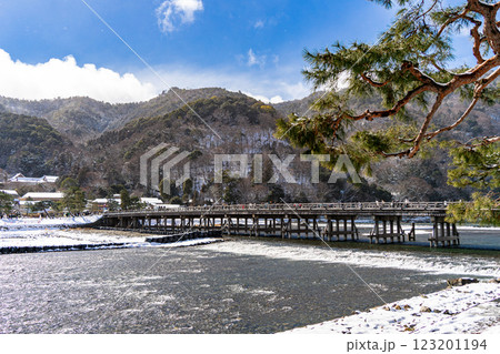 雪の降った朝の渡月橋 123201194