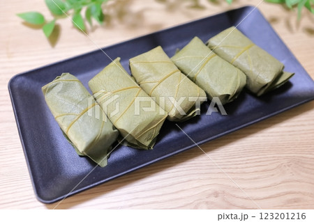 皿にのせた柿の葉寿司 123201216